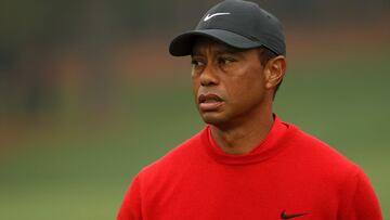 Tiger Woods observa una bola durante la jornada final del Masters de Augusta 2020 en el Augusta National Golf Club de Augusta, Georgia.