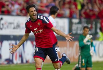 Defendió la camiseta del primer equipo del Osasuna entre 2014 y 2017. Jugó con el Athletic Club desde 2019 hasta 2021.