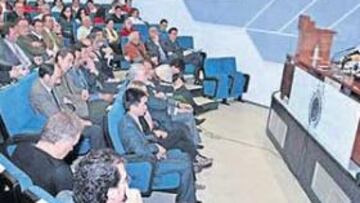 <b>FORO REPLETO. </b>Pese a la lluviosa mañana, el embajador de Pekín congregó a un gran número de personas en el Foro Ferrándiz-AS para explicar los pormenores de los Juegos.