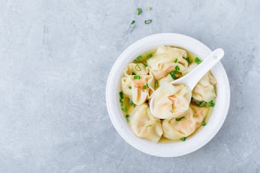 La Sopa de Wonton (Húntun Tāng) es el equivalente chino al "caldo de pollo con pasta" reconfortante, pero elevado con los sabores del jengibre, el sésamo y unos dumplings delicados.