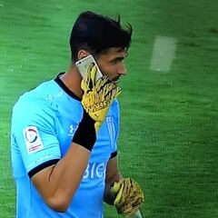 Insólito: ¡Barristas de Colo Colo lanzaron un celular a Dituro!