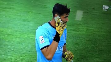 Una situación increíble se vivió en el Colo Colo - Católica. Tras el 2-0 de Pinares, desde la barra alba lanzaron un celular que recogió el arquero, quien bromeó con el hecho.