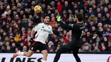 Raúl Jiménez se va en blanco ante el Liverpool