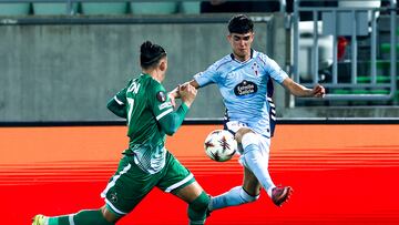 Ángel Arcos intenta controlar el balón en presencia de Son.