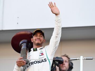 Lewis Hamilton con el trofeo de vencedor de la carrera del Gran Premio de Japón en el circuito de Suzuka. 