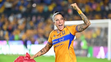 AME2081. SAN NICOLAS DE LOS GARZA (MÉXICO), 23/11/2025.- Jennifer Hermoso de Tigres celebra al ganar la final del Torneo Apertura 2025 de la Liga Femenil MX este domingo, entre Tigres y América, en el estadio Universitario en San Nicolás de Los Garza (México). EFE/ Miguel Sierra.