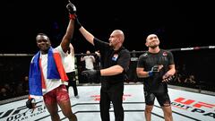 Ovince Saint Preux celebra su victoria ante Yushin Okami en el UFC Fight Night en Saitama.