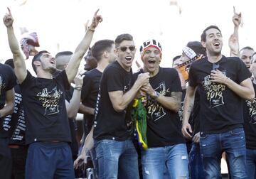 Valencia streets packed as fans celebrate with Copa del Rey winning team