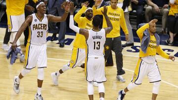 Paul George, rodeado por Myles Turner, Ty Lawson y Monta Ellis.