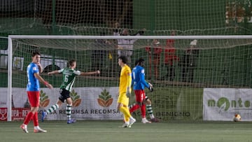 QUINTANAR DEL REY (CUENCA), 03/12/2025.- Los jugadores del Quintanar celebran el primer gol del equipo durante el partido de segunda ronda de Copa del Rey que Quintanar y Elche CF juegan hoy miércoles en el estadio municipal San Marcos, en Quintanar del Rey. EFE/Álvaro Del Olmo