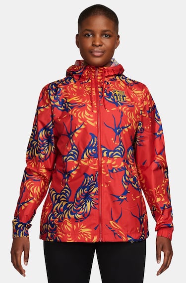 El Horóscopo Chino establece que el 2024 se celebrará el Año del Dragón. Este ser mitológico simboliza el poder espiritual supremo. El club blaugrana ha querido transmitir a toda su afición asiática sus mejores deseos para este nuevo período con una nueva línea de ropa deportiva inspirada en la celebración del Año del Dragón. Se trata de un conjunto de prendas formado por una camiseta Prematch, una Anthem Jacket y dos chándales.