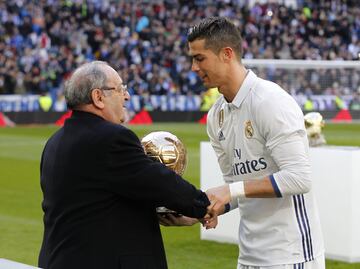 Gento presents Cristiano Ronaldo with the Ballon d'Or. January 2017.
