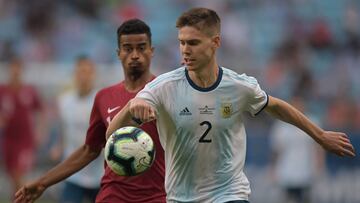Argentina&#039;s Juan Foyth eyes the ball during the Copa America football tournament group match against Qatar at the Gremio Arena in Porto Alegre, Brazil, on June 23, 2019. (Photo by Carl DE SOUZA / AFP)