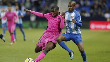 Diego Rolan puja por un bal&oacute;n con Moore durante el M&aacute;laga - Levante.