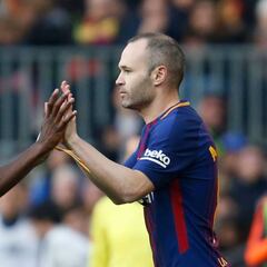 El Camp Nou le canta a Andrés Iniesta que "no se vaya"