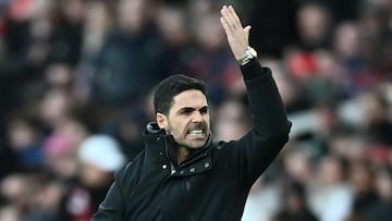 Mikel Arteta protesta una acción.