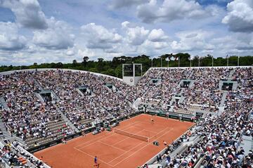 La pista central de Roland Garros, de tierra batida, se llama Philippe Chatrier en honor a un tenista francés que fue presidente de la Federación de Tenis de su país durante 20 años y de la Internacional durante 14. Los otras dos que le siguen en tamaño y capacidad, llevan nombre de mujer: la Suzanne Lenglen, por otra jugadora nacional que fue 31 veces campeona del torneo; y la recientemente construida Simonne Mathieu, por una tenista que destacó por su servicio al país en la Segunda Guerra Mundial como fundadora del Cuerpo Femenino Francés.