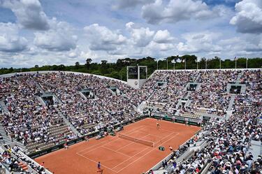 La pista central de Roland Garros, de tierra batida, se llama Philippe Chatrier en honor a un tenista francés que fue presidente de la Federación de Tenis de su país durante 20 años y de la Internacional durante 14. Los otras dos que le siguen en tamaño y capacidad, llevan nombre de mujer: la Suzanne Lenglen, por otra jugadora nacional que fue 31 veces campeona del torneo; y la recientemente construida Simonne Mathieu, por una tenista que destacó por su servicio al país en la Segunda Guerra Mundial como fundadora del Cuerpo Femenino Francés.