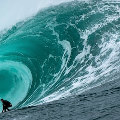 Las olas del huracán Erin desafían al mejor surfista de olas grandes