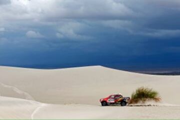 El sudafricano Giniel de Villiers y el alemán Dirk von Zitzeitz compiten en el Dakar en la etapa que va desde Belén hasta La Rioja.