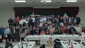 Los madridistas de la Peña Benitense, de Casas de Ibáñez (Cuenca) posan para AS en la Casa de la Cultura de la localidad.