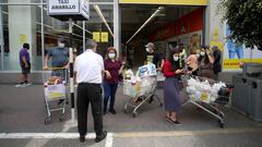 LIMA, PERU - JANUARY 30: Shoppers wait with their shopping carts for a taxi outside supermarket ahead of Lima&#039;s total lockdown to stop surge of coronavirus cases on January 30, 2021 in Lima, Peru. President Francisco Sagasti ordered total lockdown in Lima and nine other regions from January 31 to February 14 due to the increase in the number of cases of COVID-19.  (Photo by Raul Sifuentes/Getty Images)