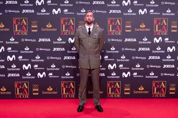 Carlos Arévalo, piragüista en la modalidad aguas tranquilas, posa en la alfombra roja de la gala del COE.