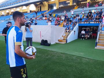 Míchel, con la afición de fondo en el Rico Pérez, lanza un balón a la grada tras firmarlo.