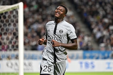 Es un futbolista con un físico tremendo. Ya ha estado en el PSG cedido por parte del Sporting de Lisboa, pero el equipo parisino ha efectuado la opción de compra por el lateral izquierdo portugués. Llega al ataque con mucha facilidad y se suma sin complicaciones. Es especialista en centrar y servir balones que suponen asistencias claras de gol. Es un futbolista muy rápido y que tiene una capacidad tremenda para desbordar a sus rivales, siendo imparable en sus regates. Además, también retrocede en defensa sin problemas, manteniendo la línea. Destaca también en el juego aéreo y está muy cómodo con el balón raseado.