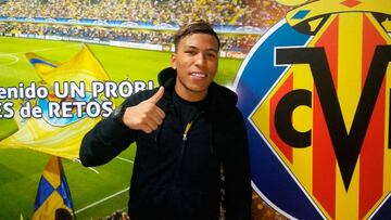 Villarreal bring in striker Roger Martínez on loan