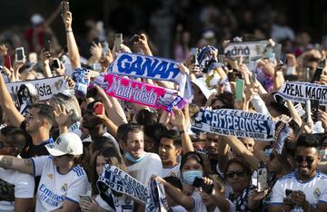 Miles de aficionados esperan la llegada de los jugadores a Cibeles. 