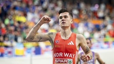 APELDOORN (Netherlands), 09/03/2025.- Jakob Ingebrigtsen of Norway celebrates winning the Men's 3000m at the European Athletics Indoor Championships in Apeldoorn, Netherlands, 09 March 2025. (Países Bajos; Holanda, Noruega) EFE/EPA/Robin van Lonkhuijsen