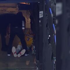 La secuencia es desoladora: así abandonó la cancha Davis tras una lesión que pinta grave