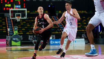 Jonathan Rousselle, base del Bilbao Basket, frente a Carlos Aloc&eacute;n, del Real Madrid.