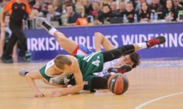 Por los suelos, así acabaron Lukas Lekavicius (Zalgiris) y Dario Saric (Anadolu Efes) peleando por el balón.