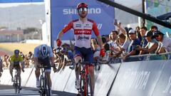 Quinn Simmons celebra su triunfo en la tercera etapa de la Vuelta a San Juan 2023.