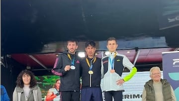 El atleta Abderrahim Ougra posa como campeón de cross de Catalunya.