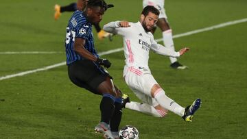 Nacho, defensa del Real Madrid, se tira a blocar un remate de Duván Zapata.