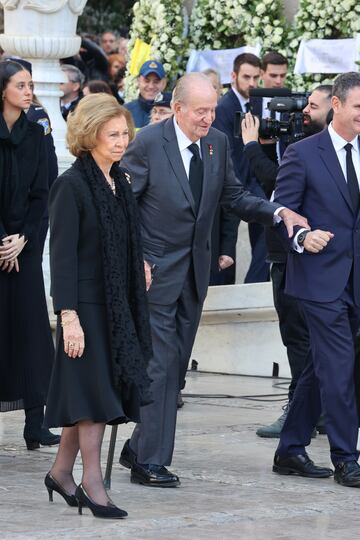 La reina Sofía, el rey Juan Carlos I y Victoria Federica llegando al funeral por Constantino II de Grecia en la Catedral Metropolitana de Atenas.