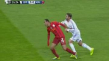 Ramos, en el momento del agarrón.