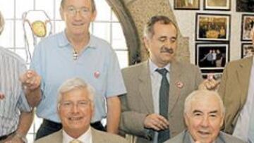 <b>APOYAN A MADRID 2012. </b>Santamaría, Zoco, Díaz de Mera (presidente del C. Real de Balonmano) y Antonio Ruiz (arriba); Amancio, Vicente, Atienza y Pachín con la chapa de AS.