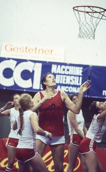 El baloncesto español pudo disfrutar de esta gran jugadora durante unos meses. En diciembre de 1987, la pívot letona (2,13) aterrizó en el Tintoretto de Getafe, donde dejó huella, a pesar de llegar con 35 años y lesionada. Ula dominó una época y aún presume de ser la jugadora con el palmarés más brillante de siempre: 15 Ligas soviéticas, 11 Copas de Europa, dos oros olímpicos, tres mundiales y diez europeos. Sólo perdió un partido con la URSS, el de su despedida.