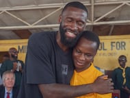 Antonio Rüdiger, durante su viaje a Sierra Leona.