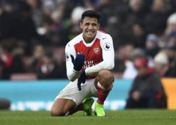 Britain Soccer Football - Arsenal v Hull City - Premier League - Emirates Stadium - 11/2/17 Arsenal's Alexis Sanchez looks dejected Reuters / Dylan Martinez Livepic EDITORIAL USE ONLY. No use with unauthorized audio, video, data, fixture lists, club/league logos or "live" services. Online in-match use limited to 45 images, no video emulation. No use in betting, games or single club/league/player publications. Please contact your account representative for further details.
