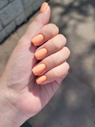 Los colores de uñas cortas que se pondrán de moda para finales de abril 2026