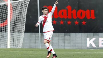 Álex Moreno celebra un gol con el Rayo Vallecano durante el partido ante el Tenerife en la Liga 1,2,3.