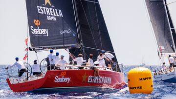 El Estrella Damm, ayer, en la bahía de Palma de Mallorca.