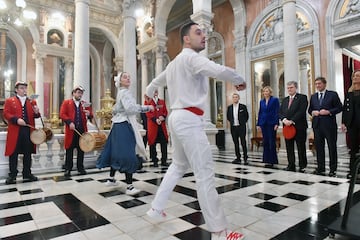 Aurresku de honor a los galardonados