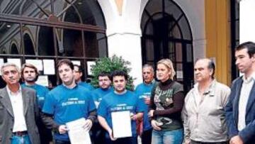 <b>UN PASO MÁS. </b>Los miembros de la plataforma 'Salvemos al Xerez' entregaron el dossier con la recogida de firmas a los representantes de las fuerzas políticas.