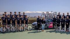 Foto de familia del Manuela Fundaci&oacute;n con los ciclistas del equipo y el staff t&eacute;cnico.